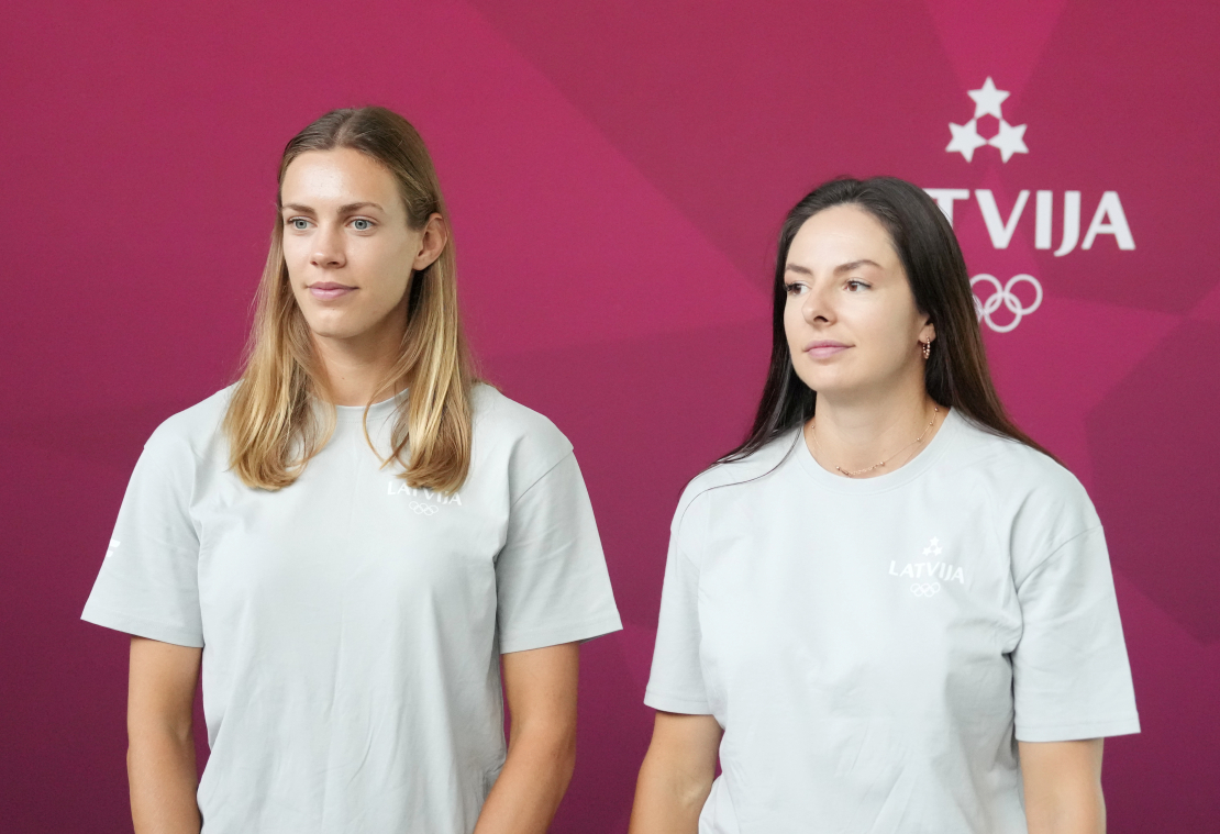 Pludmales volejbolistes Tīna Laura Graudiņa (no kreisās) un Anastasija Samoilova Rīgas lidostā pirms izlidošanas uz XXXIII vasaras olimpiskajām spēlēm Parīzē.