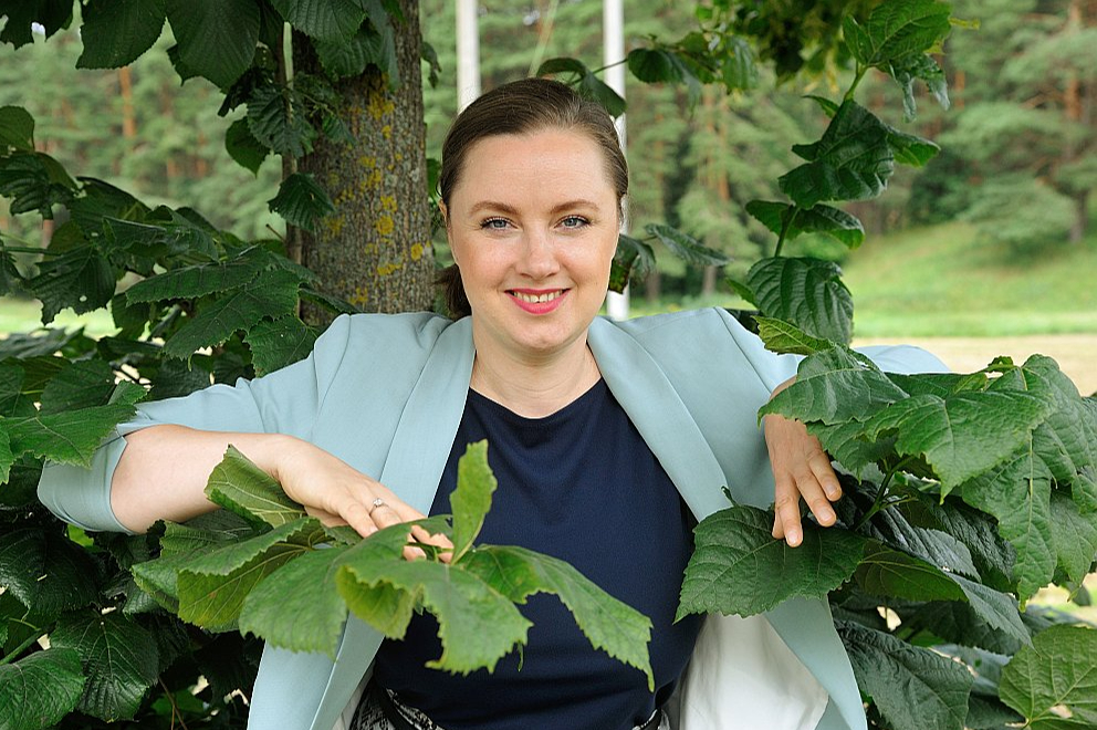 Latvijas Mēbeļu ražotāju asociācijas izpilddirektore Ieva Erele: "Lielākoties mēbeļu ražotāji Latvijā ir spējuši pielāgoties tirgum un saglabā konkurētspēju, tomēr noteikti varētu vēlēties, lai uzņēmumi, kuri nokļuvuši stagnācijas apburtajā lokā, no tā izrautos un būtu gatavi pārmaiņām, mūsdienīgai pieejai, inovācijām, ilgtspējas izaicinājumiem."