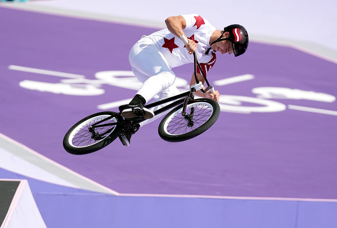 Latvijas BMX frīstaila braucējs Ernests Zēbolds BMX frīstaila sacensībās 2024. gada vasaras olimpiskajās spēlēs Parīzē.