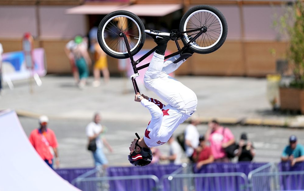 Ernests Zēbolds olimpiskajās spēlēs BMX frīstaila sacensībās rādīja savus labākos trikus.