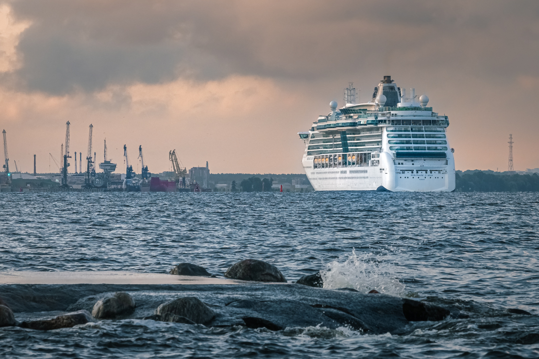 Pasaules kruīza ietvaros Rīgā viesojas iespaidīgais kruīzu kuģis "Serenade of the Seas".