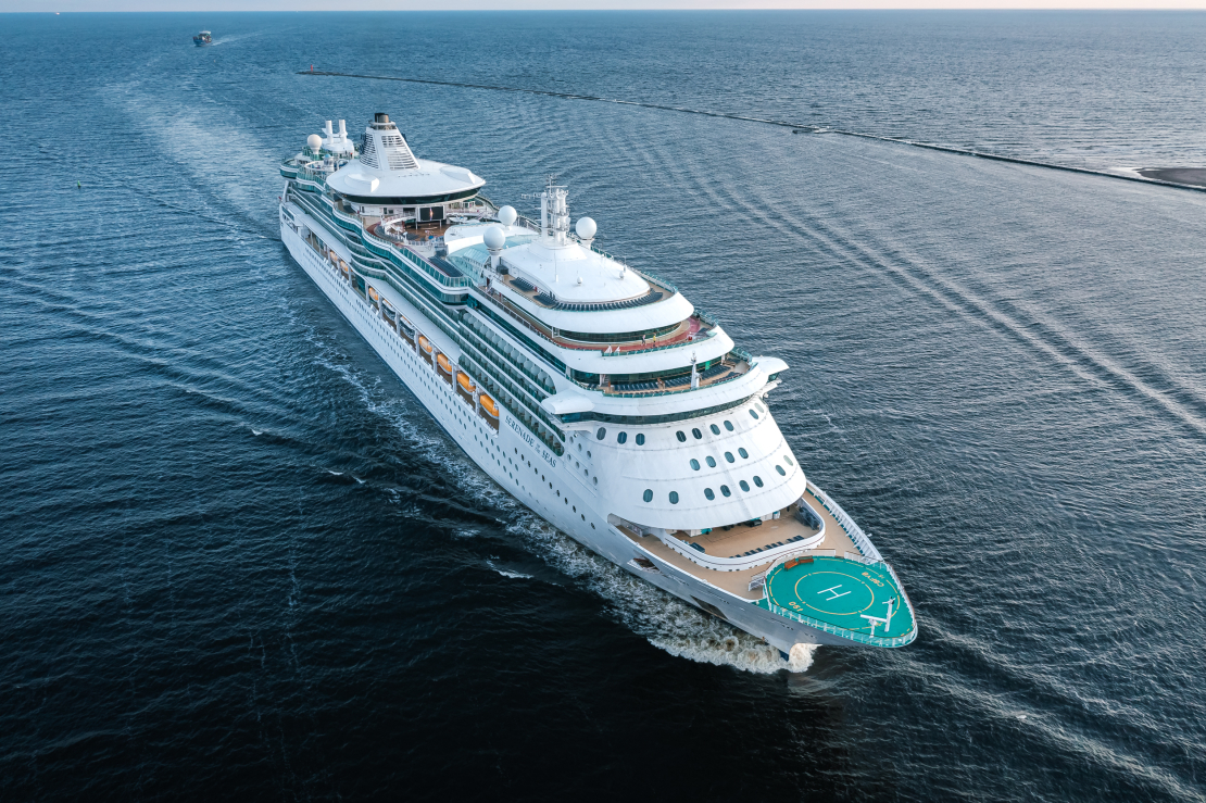 Pasaules kruīza ietvaros Rīgā viesojas iespaidīgais kruīzu kuģis "Serenade of the Seas".