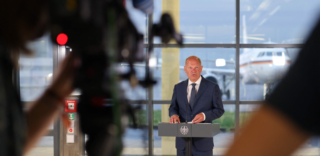 Vācijas kanclers Olafs Šolcs piektdienas rītā Ķelnes/Bonnas lidostā sagaidīja Krievijas un Baltkrievijas atbrīvotos cietumniekus.