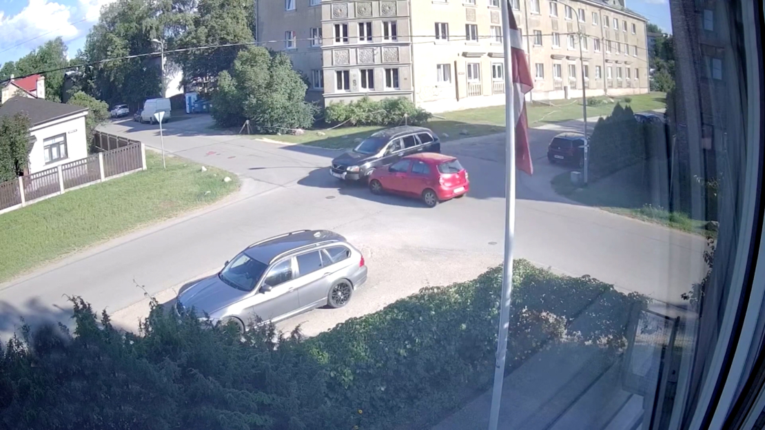 Ceļu satiksmes negadījums dzīvojamā zonā Rīgā, Bajāru un Laimdotas ielu krustojumā.