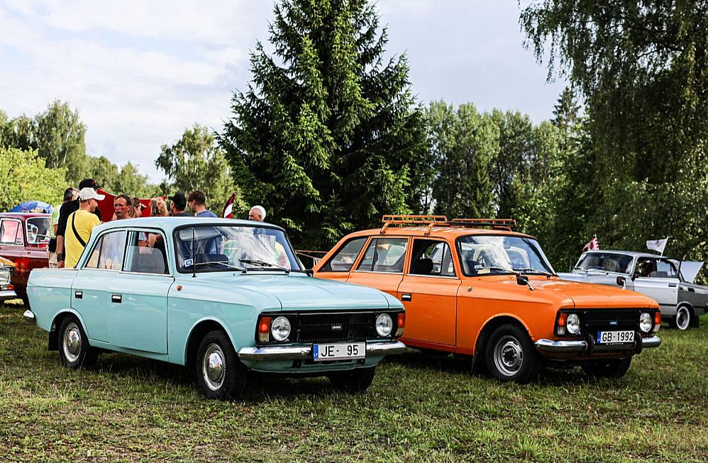 Automašīnas "Moskvičs".