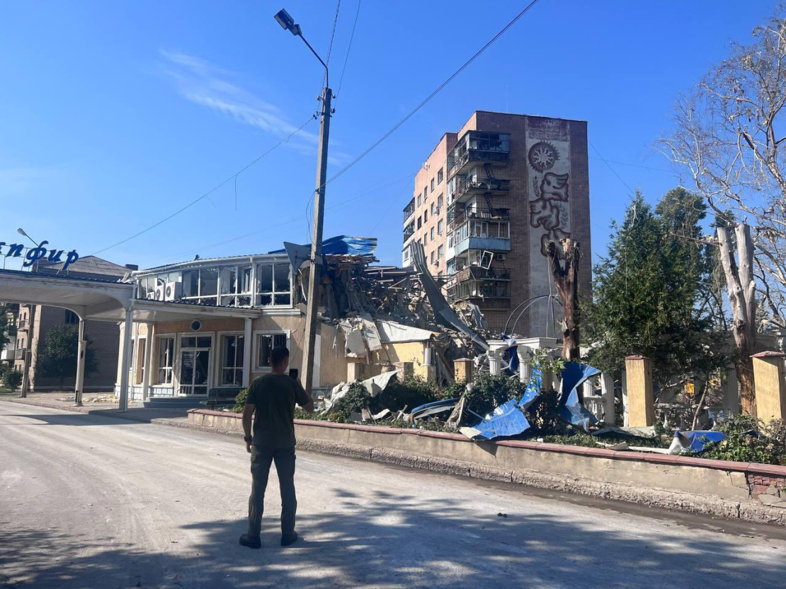 Krievijas raķetes trieciena rezultāts viesnīcai Ukrainas Doneckas apgabala Kramatorskā.