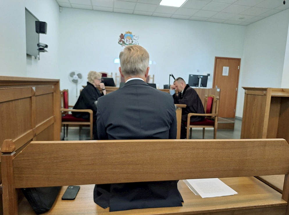 Advokāts Normunds Duļevskis (no labās), apsūdzētais Ilmārs Rimšēvičs un prokurore Džena Andersone tiesas sēdi gaidot.