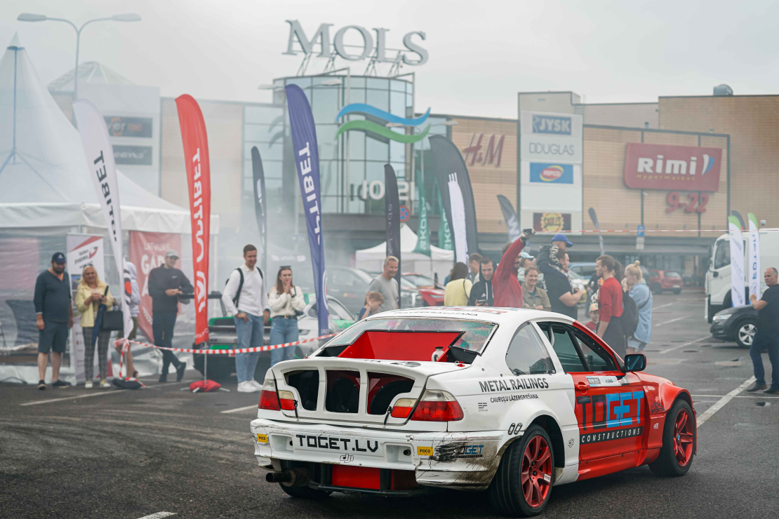 "Mols". Auto izstāde.