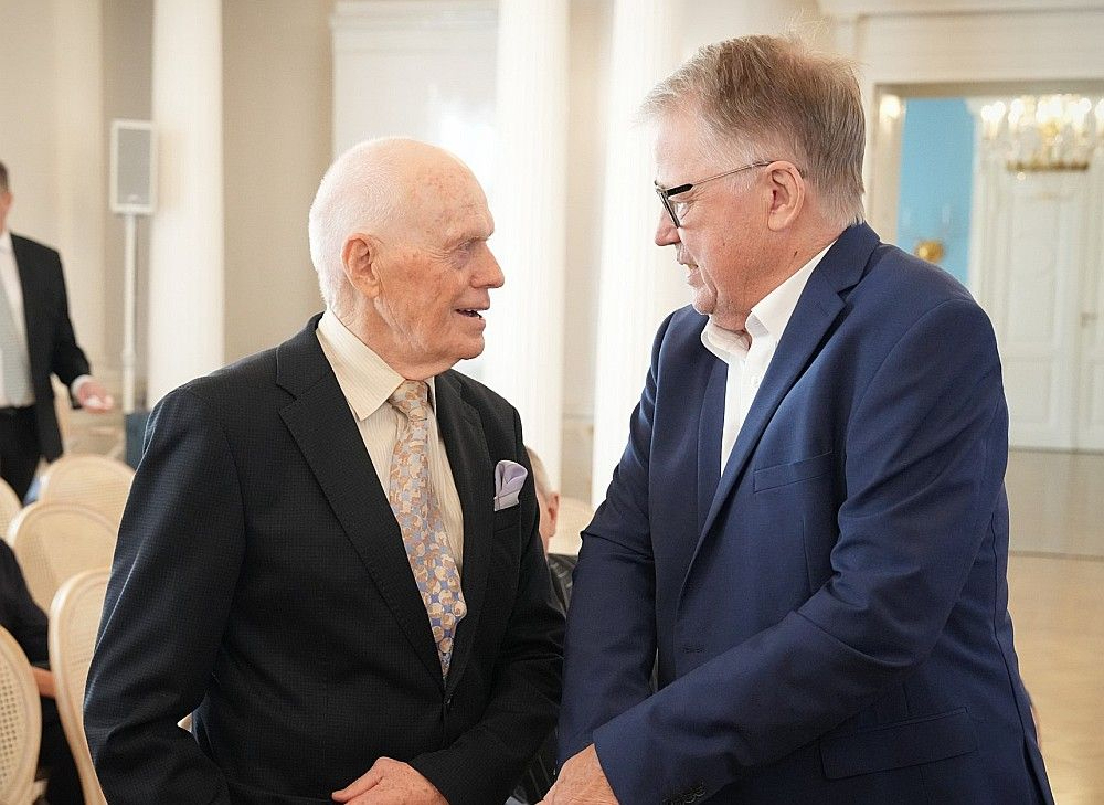 Bijušais Valsts prezidents Guntis Ulmanis (no labās) un bijušais Ministru prezidents Valdis Birkavs pasākumā Rīgas pilī šā gada 30. augustā.