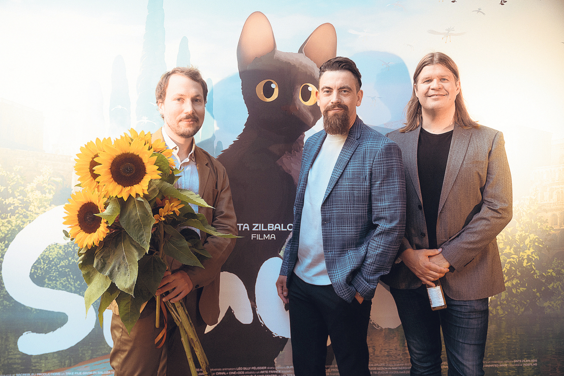 Režisors Gints Zilbalodis (no kreisās), komponists Rihards Zaļupe un mūzikas ierakstu producents no Somijas Mikko Raita 28. augustā filmas pirmizrādē kinoteātrī "Splendid Palace".