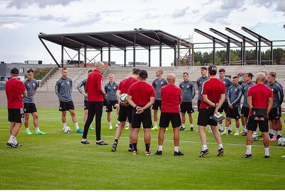 Latvijas futbola vilki – pagaidām vēl Piņķos, bet jau rīt lidos uz Erevānu.