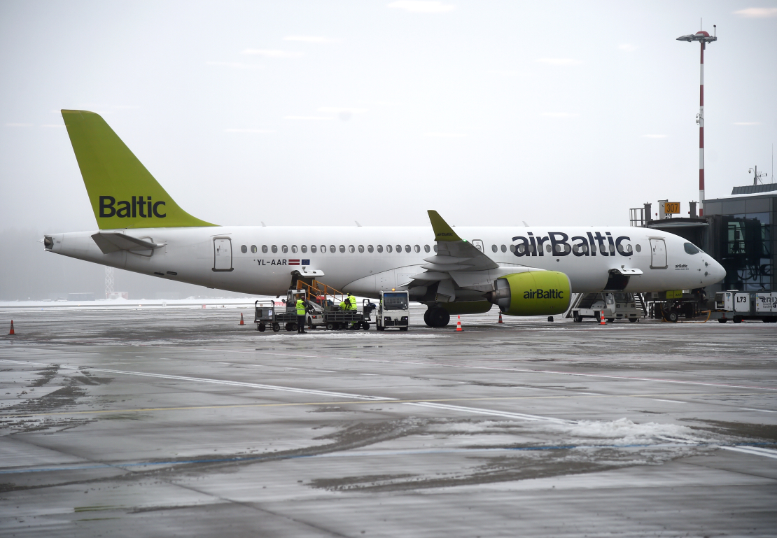 "airBaltic" lidmašīna RIX Rīgas lidostas teritorijā.