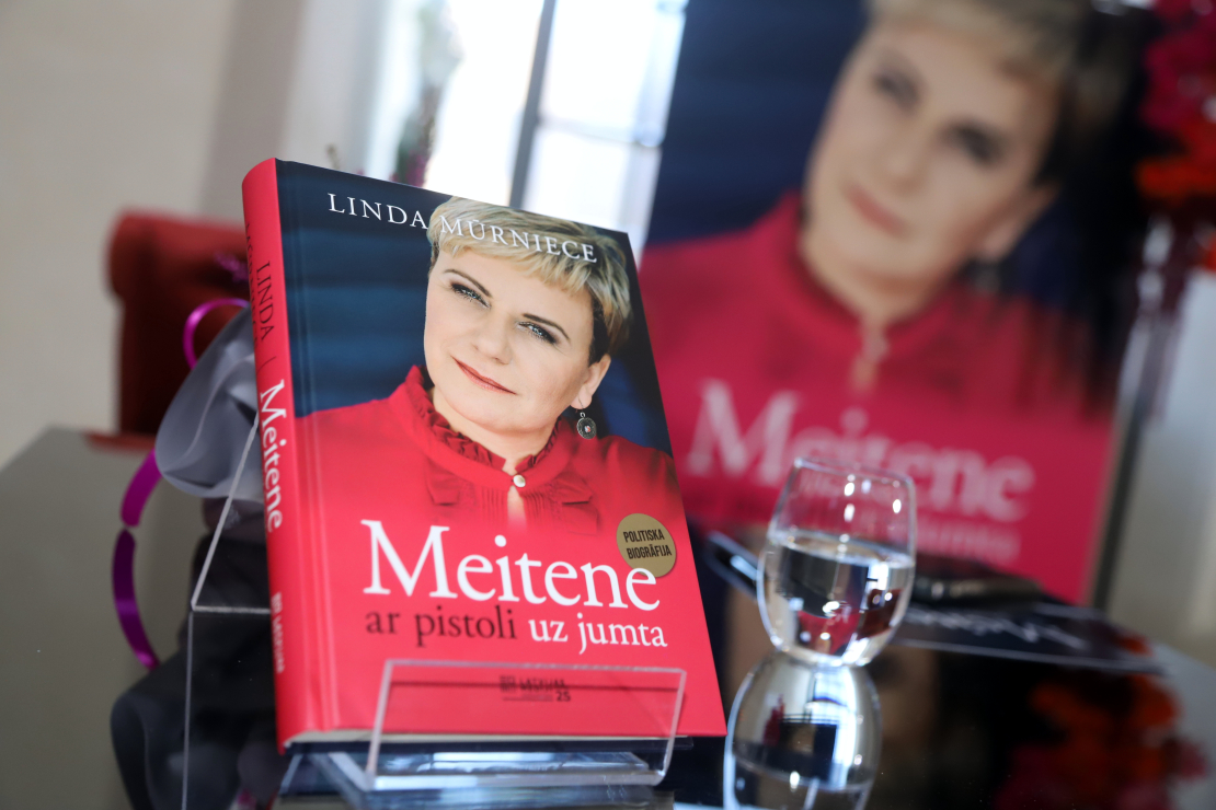 Lindas Mūrnieces jaunās grāmatas "Meitene ar pistoli uz jumta" atvēršana.