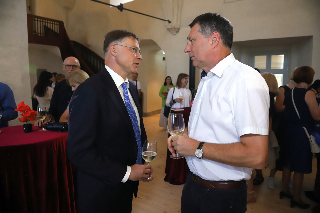 Lindas Mūrnieces jaunās grāmatas "Meitene ar pistoli uz jumta" atvēršana.