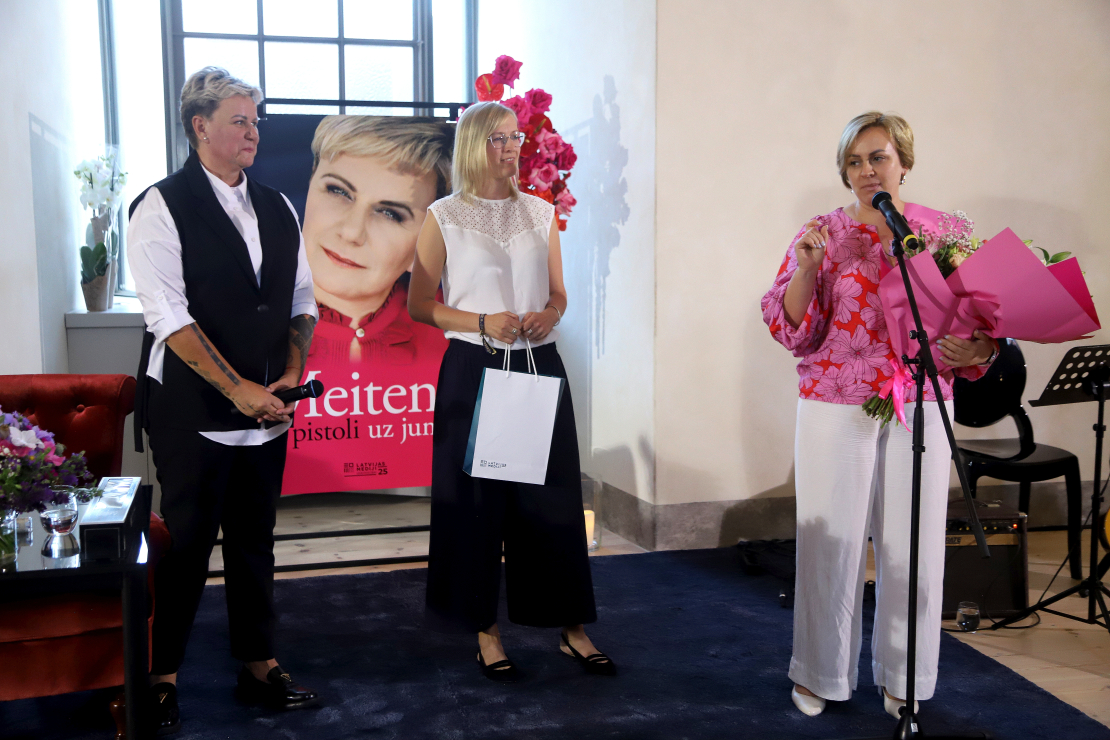 Lindas Mūrnieces jaunās grāmatas "Meitene ar pistoli uz jumta" atvēršana.