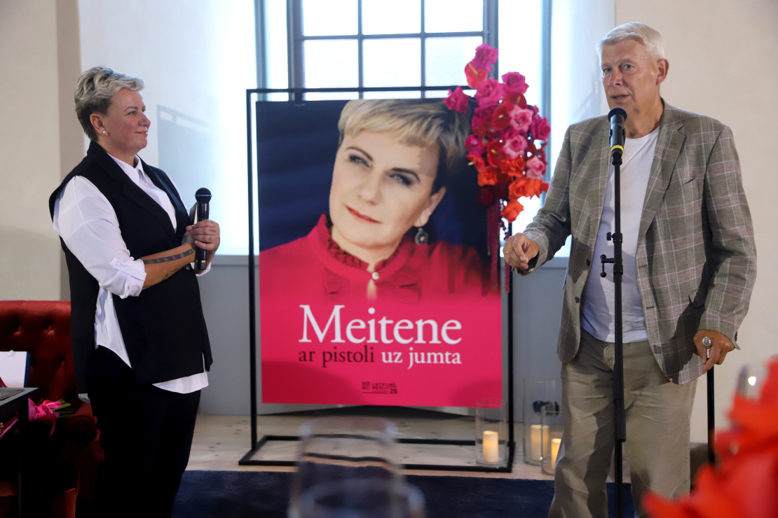 Lindas Mūrnieces jaunās grāmatas "Meitene ar pistoli uz jumta" atvēršana.