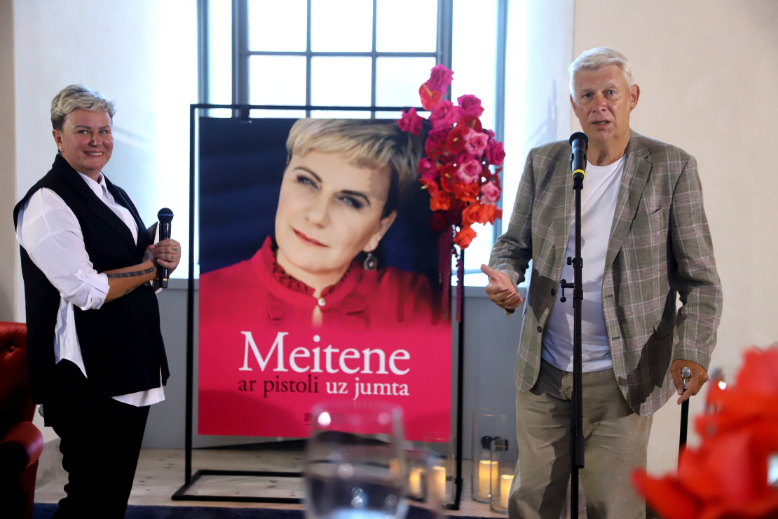 Lindas Mūrnieces jaunās grāmatas "Meitene ar pistoli uz jumta" atvēršana.
