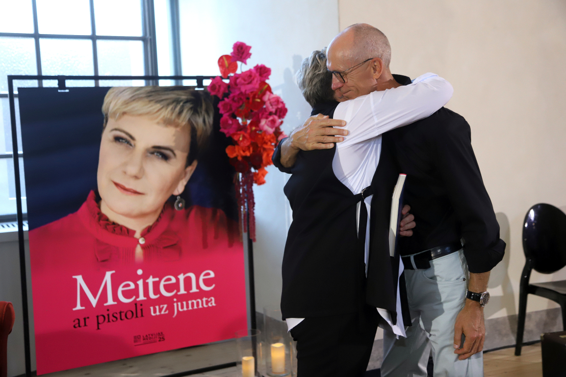Lindas Mūrnieces jaunās grāmatas "Meitene ar pistoli uz jumta" atvēršana.