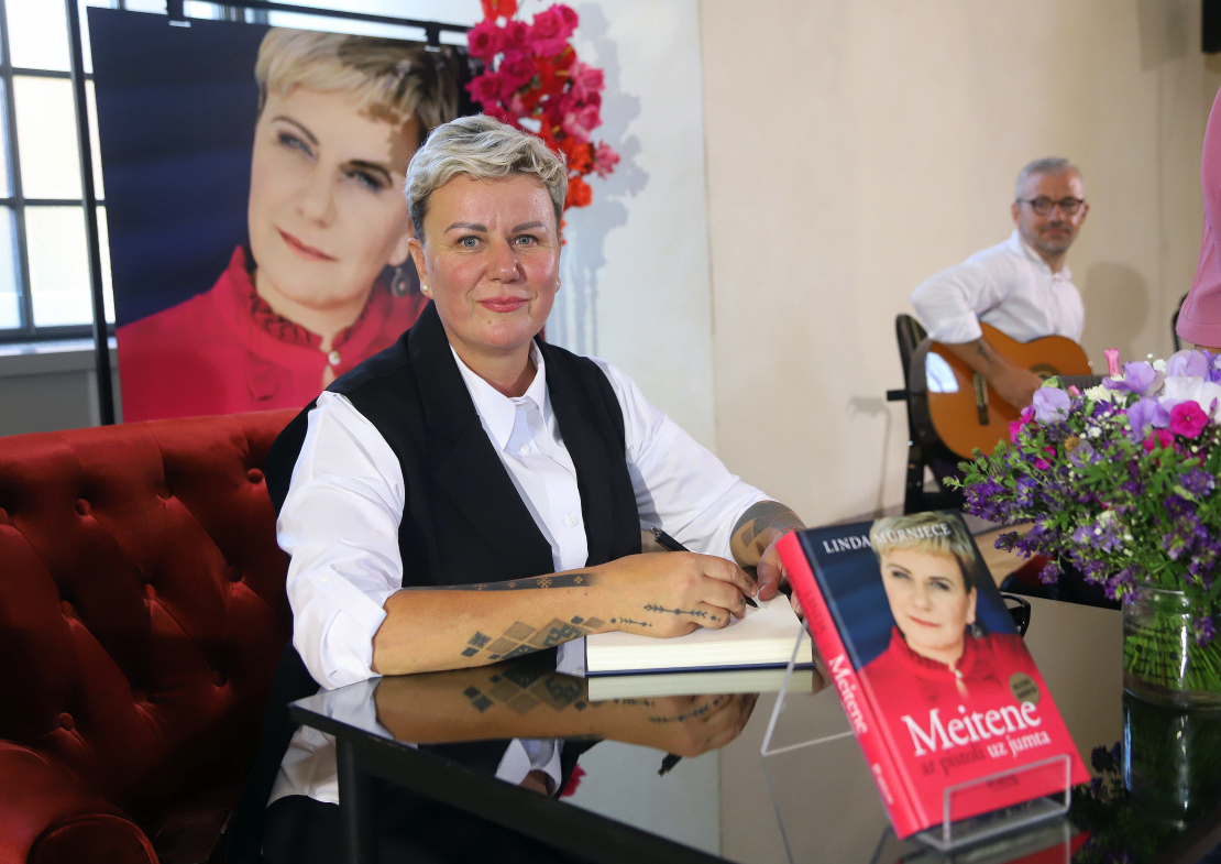 Lindas Mūrnieces jaunās grāmatas "Meitene ar pistoli uz jumta" atvēršana.