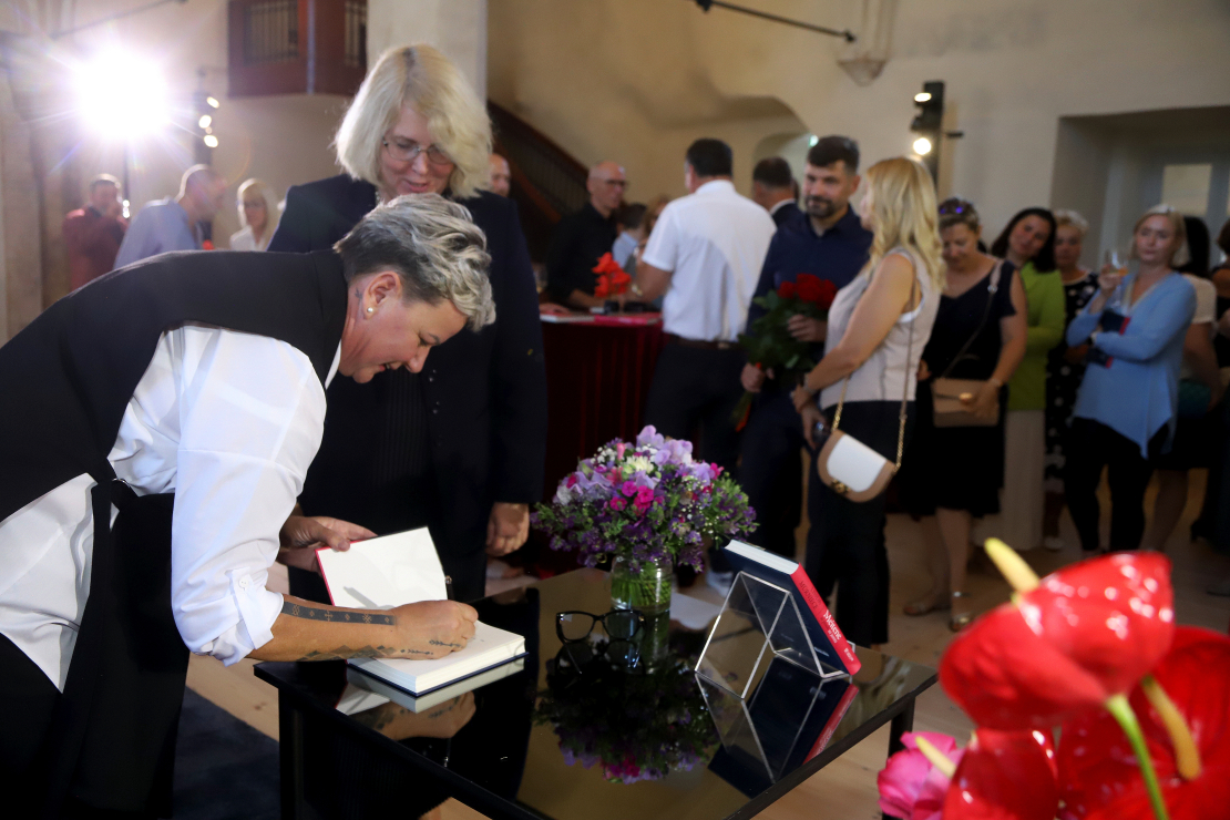Lindas Mūrnieces jaunās grāmatas "Meitene ar pistoli uz jumta" atvēršana.