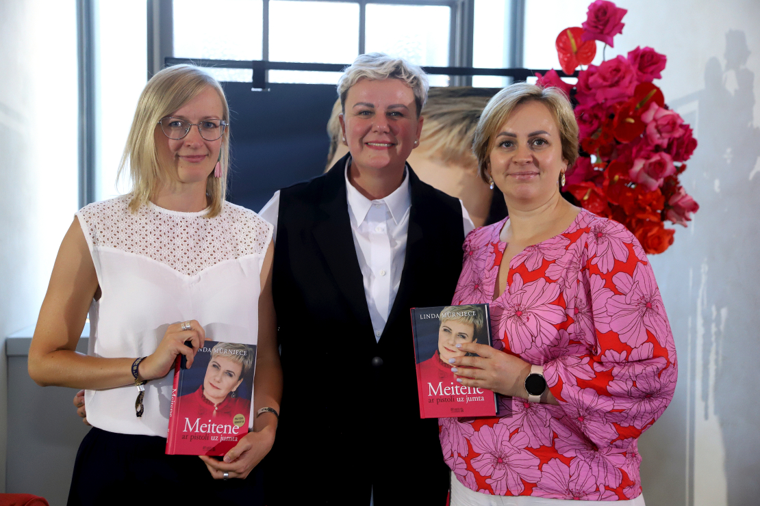 Lindas Mūrnieces jaunās grāmatas "Meitene ar pistoli uz jumta" atvēršana.