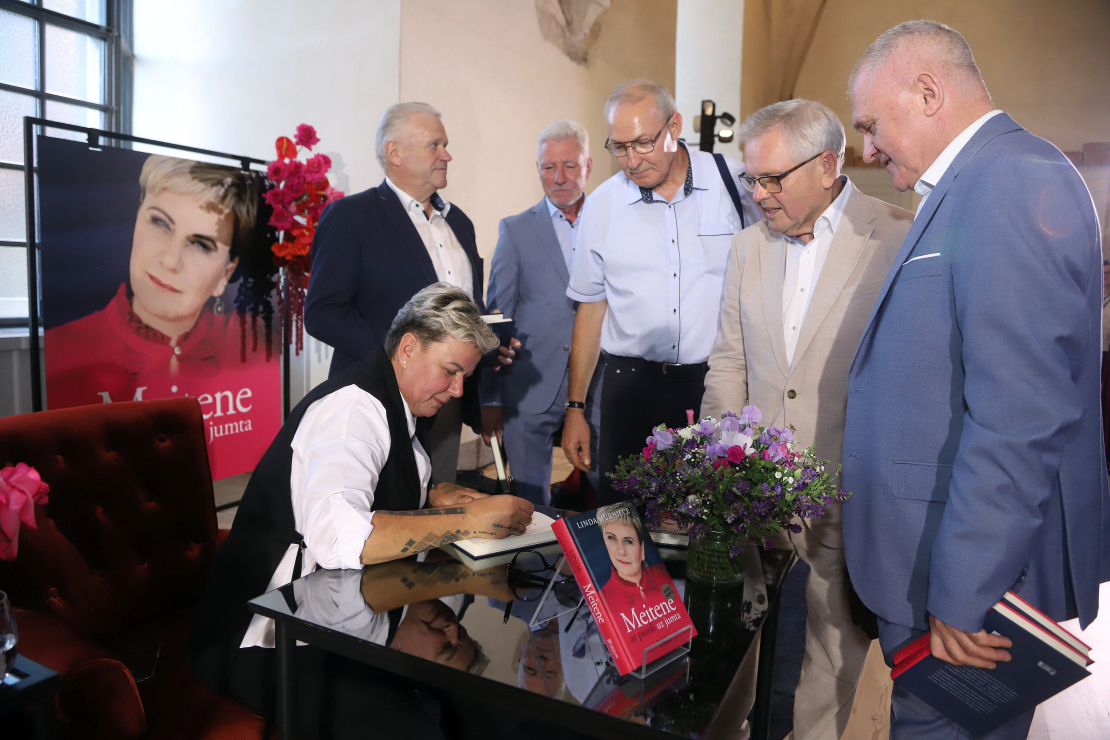 Lindas Mūrnieces jaunās grāmatas "Meitene ar pistoli uz jumta" atvēršana.