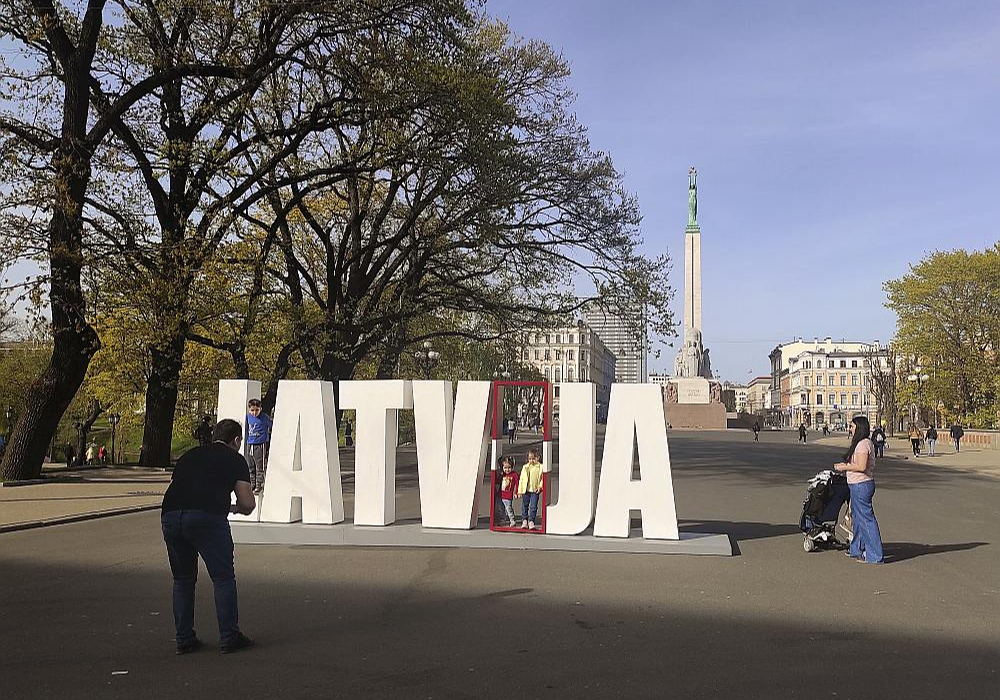 Eiropas Savienības statistikas biroja prognoze Latvijai turpmākajos gadu desmitos sola straujāko iedzīvotāju skaita kritumu visā ES. Pamatscenārijs liecina, ka Latvijā 2100. gadā būs nepilni 1,2 miljoni iedzīvotāju.