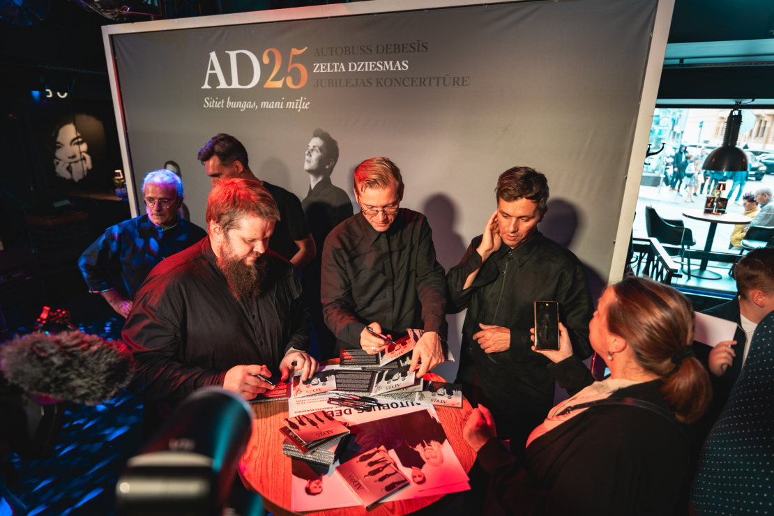 Grupa "Autobuss debesīs" prezentē jauno CD.