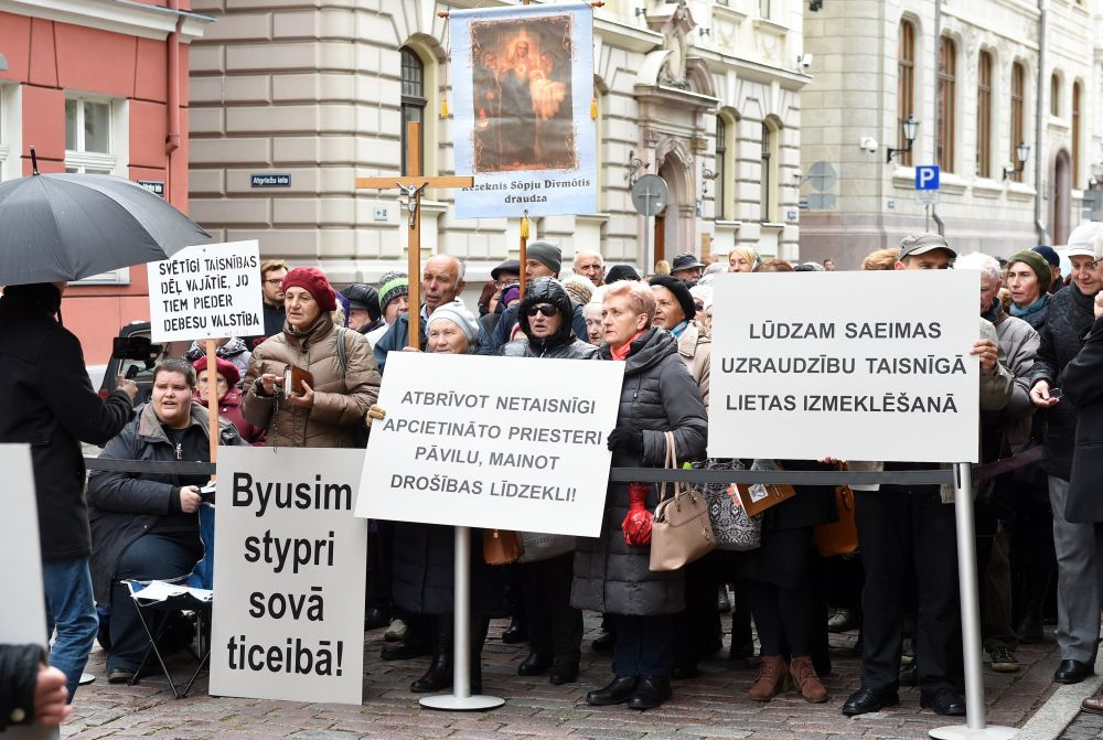 2018. gada 3. oktobrī pie Saeimas nama notika protesta akcija, kurā pieprasīja pārskatīt cilvēktirdzniecībā aizdomājas turētajam Rēzeknes-Aglonas diecēzes priesterim Pāvelam Zeiļam piemēroto drošības līdzekli - apcietinājumu.