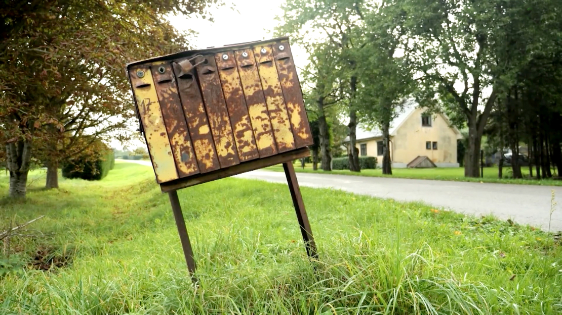 Kopumā “Latvijas pastā” reģistrēts vairāk nekā viens miljons 270 tūkstoši adrešu, un no tām aptuveni 90 tūkstošos pastkastīšu nav iespējama droša sūtījumu piegāde.