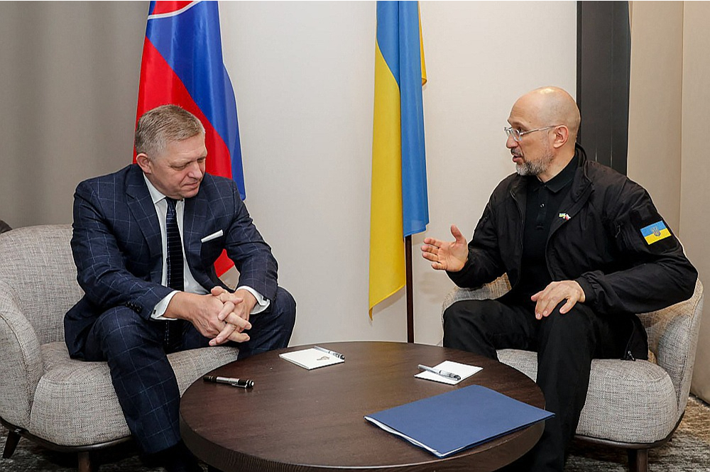 Slovākijas premjerministrs Roberts Fico (no kreisās) un Ukrainas premjerministrs Deniss Šmihaļs Ukrainas pilsētā Užhorodā apspriež enerģētikas jautājumus.