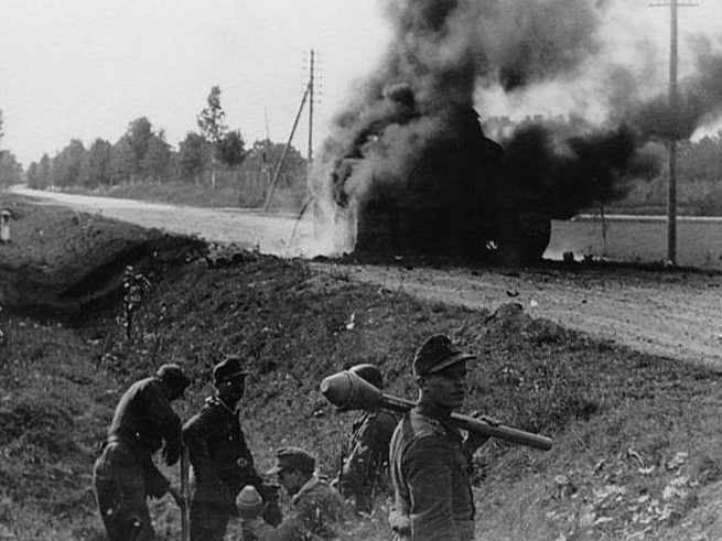Vācu karavīri pie sašauta padomju tanka 1944. gada oktobrī Kurzemē.