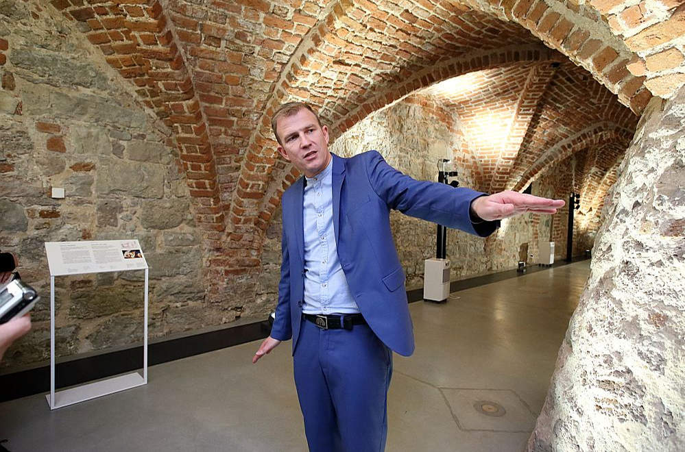 No senuma un autentiskuma viedokļa krāšņajā Rīgas pils pagrabā sazīmējami mūrējumi, kas vēsta vēl par 14. gadsimtā celto un rīdzinieku nemieros sagrauto pili, stāsta LNVM direktora vietnieks zinātniskajā darbā Toms Ķikuts.