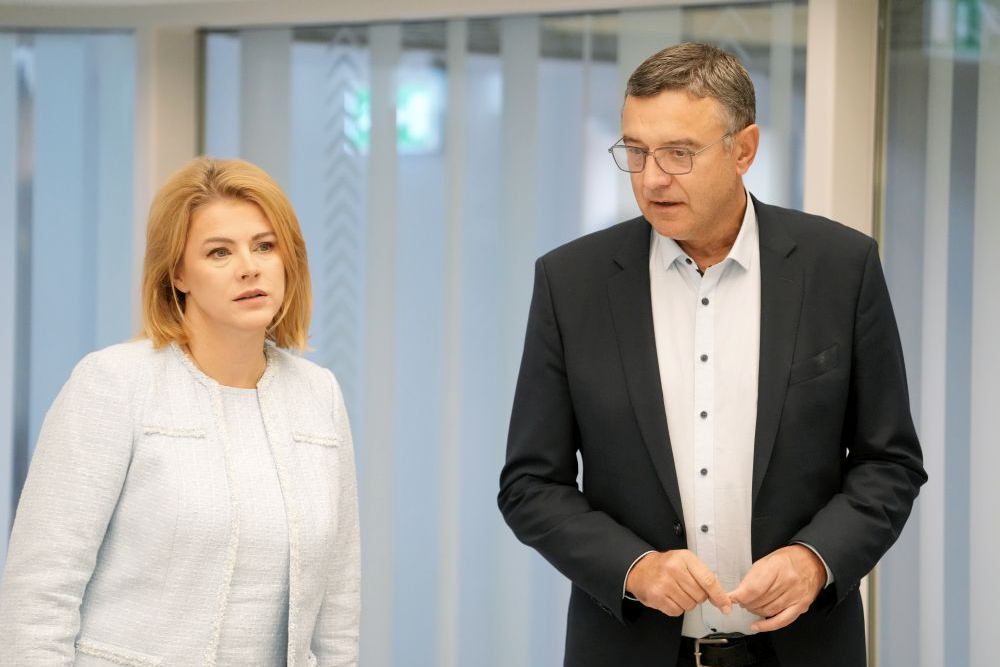 Ministru prezidente Evika Siliņa un Saeimas Budžeta komisijas priekšsēdētājs Jānis Reirs.