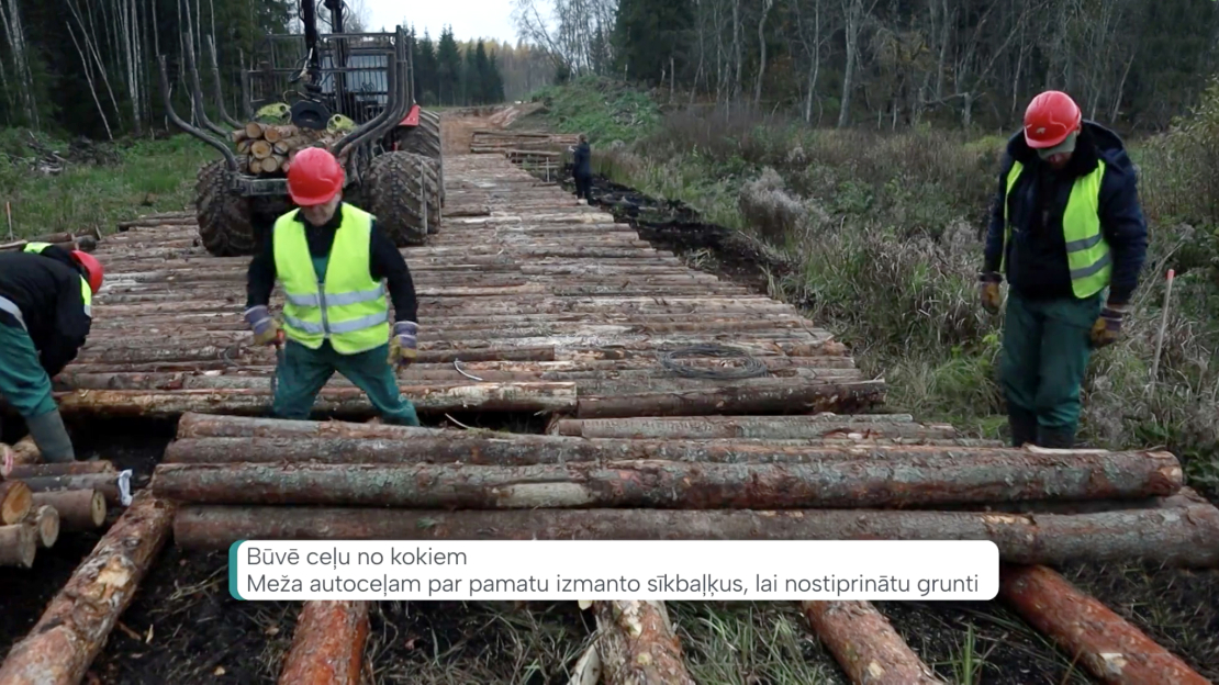 Vispirms tiek izvietoti lielie baļķi garenā virzienā, pēc tam, stiprinot ar drātīm, tiem pa virsu liek mazākus.