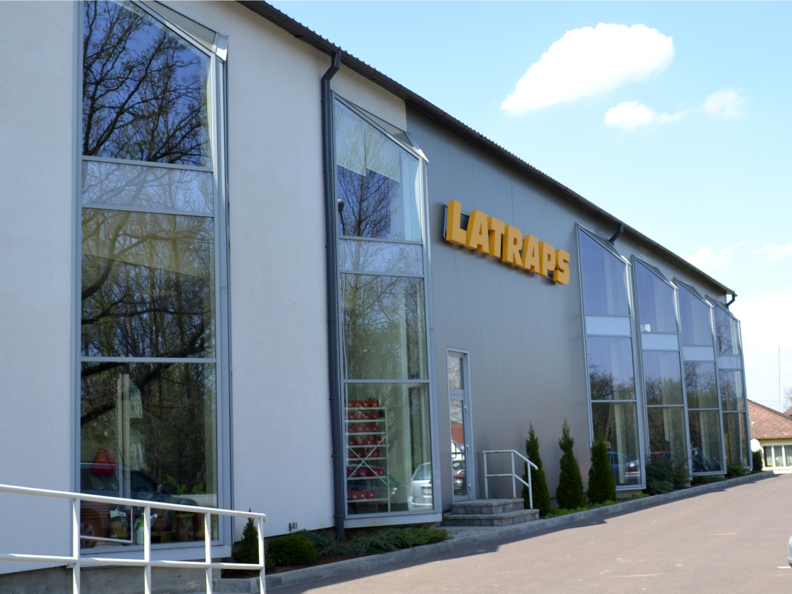 "Latraps" biroja ēka Elejā.