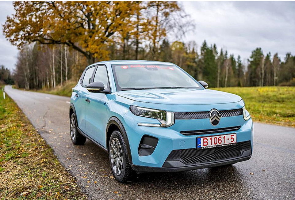 Ļoti nopietns konkurents pašlaik Latvijā visvairāk pirktajam Ķīnā ražotajam "GWM Ora" varētu būt šis "Citroen e-C3". Marka dzimusi Francijā, šis modelis arī ražots tiek Eiropā.
