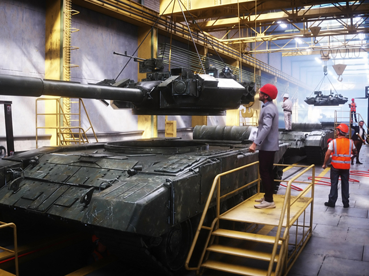 Salīdzinot ar 2022. gadu, Krievijas militārā uzņēmuma "Rostec" spējas saražot vai modernizēt kaujas tankus ir pieaugušas trīsarpus reizes, raķešu ražošanas apjomi – astoņas reizes, kopumā uzņēmuma apgrozījumam gada laikā pieaugot par vairāk nekā trešdaļu. Tomēr uzņēmuma peļņa nepārsniedz 2% no apgrozījuma. Cits Krievijas militārais gigants – "Uralvagonzavod" – 2024. gadā vien darbinieku algas ir otro reizi pacēlis par 28%. Attēlā: tanka T-90 ražotnē.