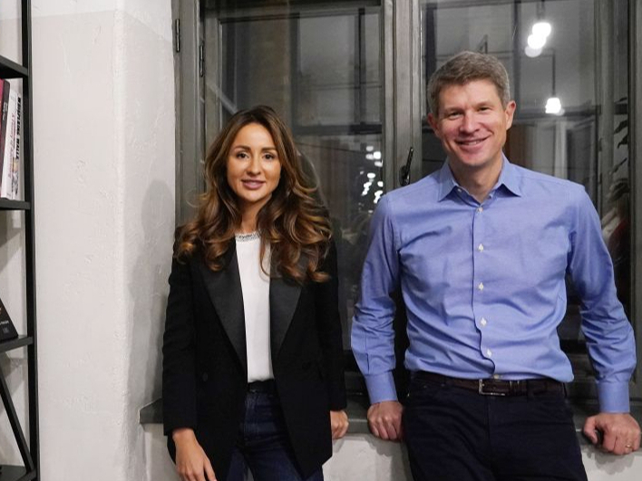 "Printful" izpilddirektors Alekss Saltonstols (Alex Saltonstall) un "Printify" izpilddirektore Anastasija Oļeiņika.