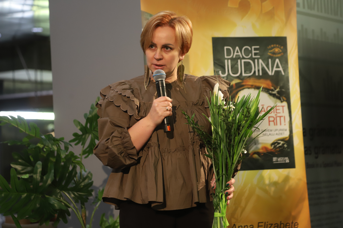Daces Judinas grāmatas atvēršana Rīgas Grāmatu svētkos.