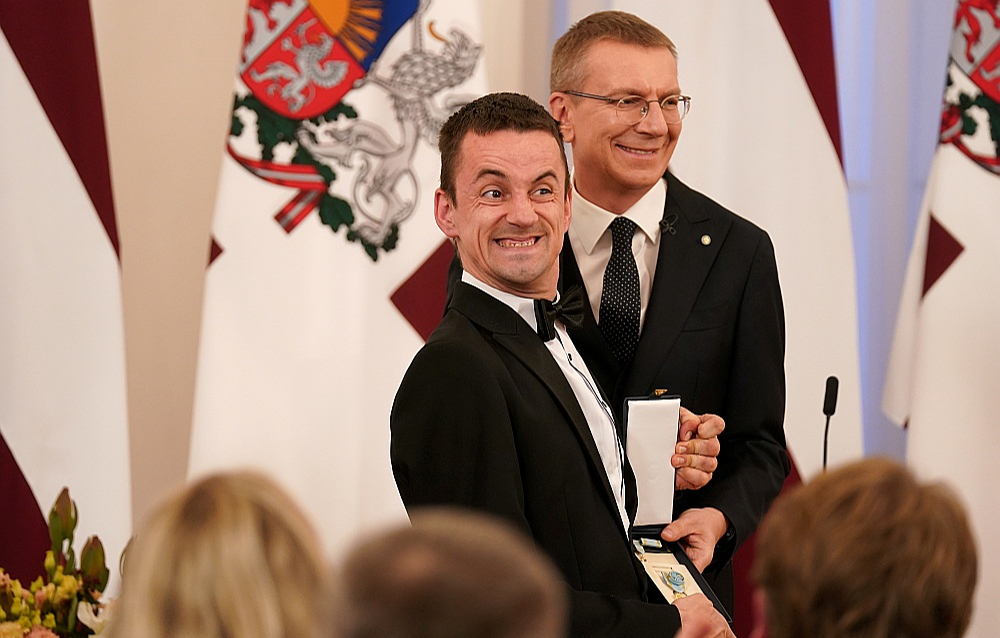Valsts prezidents Edgars Rinkēvičs (no labās) vakar pasniedza Triju Zvaigžņu ordeni divkārtējam paraolimpiskajam čempionam, jātniekam Rihardam Snikum.