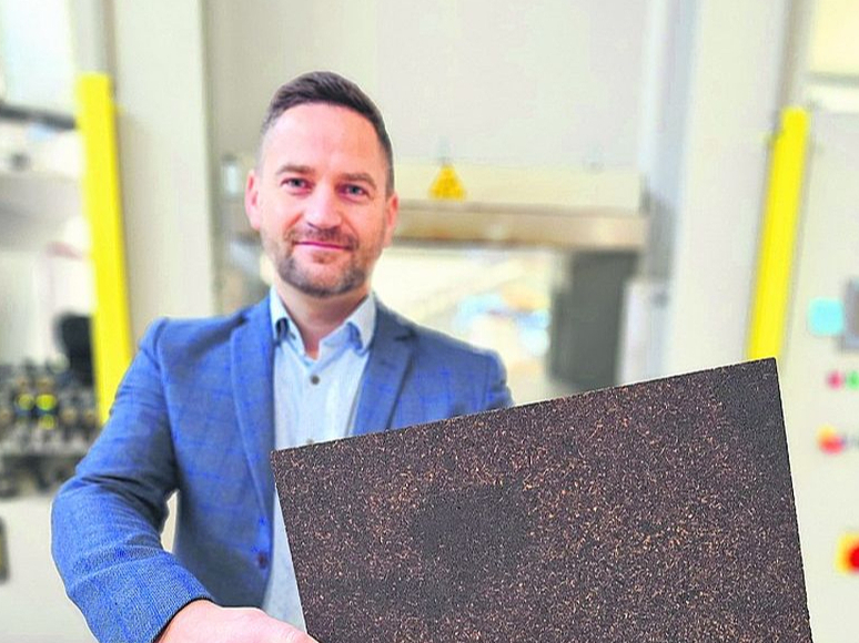 "Šāda produkta izstrāde dod lieliskas iespējas nākotnes sadarbībām ar uzņēmējiem, meklējot jaunus pielietojuma virzienus, mērogojot un izmēģinot to realitātei pielīdzināmos apstākļos," stāsta Latvijas Valsts koksnes ķīmijas institūta Biorafinēšanas laboratorijas vadošais pētnieks Jānis Rižikovs, demonstrējot no koku mizām radīto mitrumizturīgo plātni.