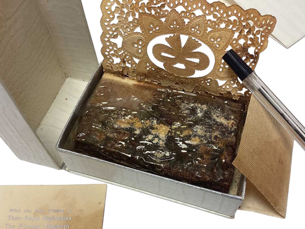 Vēsturiskais tortes gabaliņš nosolīts par 2600 eiro.