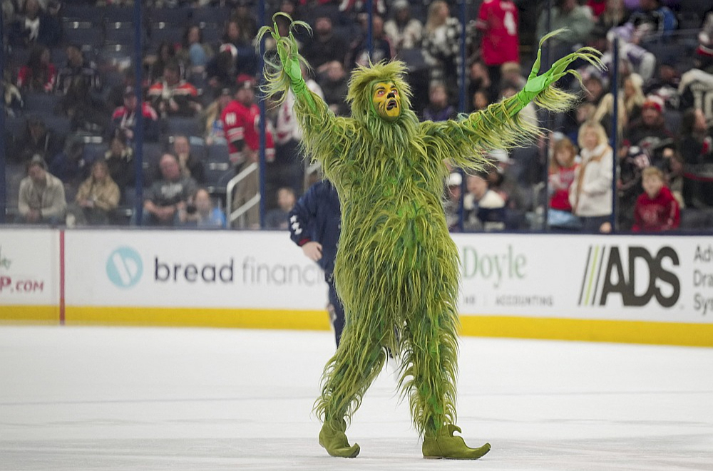 Kolumbusas "Blue Jackets" kluba mārketinga nodaļa līdzjutējus cenšas izklaidēt dažādi, piemēram, sestdienas spēlē uz ledus devās Grinčs, kurš nozaga Ziemassvētkus. Savukārt pēc trim nedēļām acīmredzot būs izklaides teroristu stilā, jo plānots "krievu mantojuma" vakars.