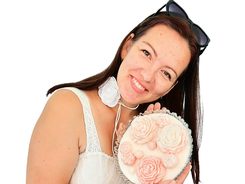 Sveču meistare Rita Berķe-Bruģe.