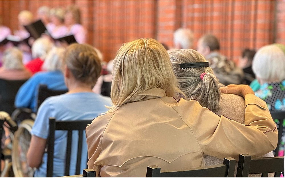 Lai lielajos sociālās aprūpes centros jeb pansionātos panāktu ģimenisku pieeju, ir jāiegulda liels darbs. Bet tas ir iespējams, pārliecināti speciālisti.