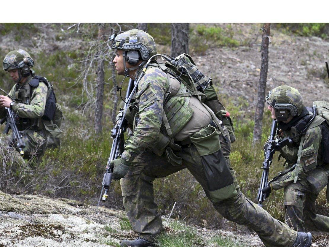 Somijas karavīri piedalās mācībās. Somijas armija ir ievērojams spēks,
kas kara gadījumā varētu mobilizēt ap 280 000 apmācītu karavīru, turklāt palīgā būtu gatavi doties līdz pat 900 000
rezervistu. Somijai ir arī ļoti spēcīgas artilērijas vienības.