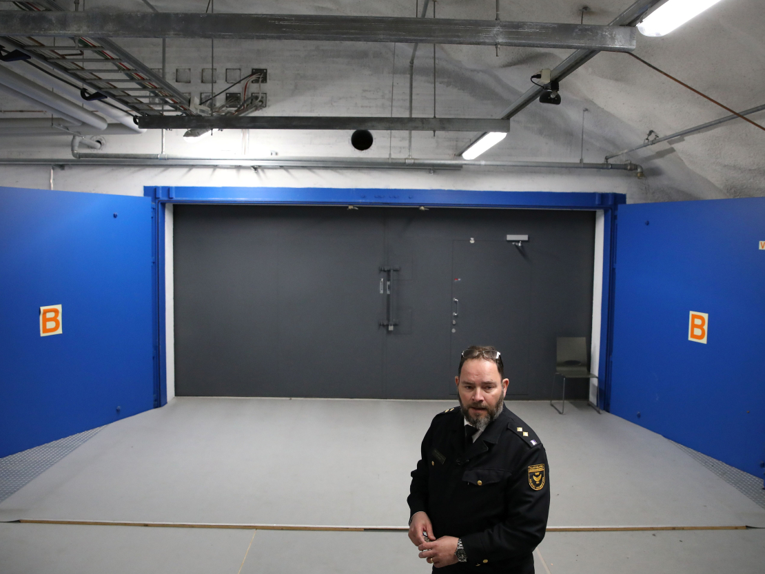 Helsinku civilās aizsardzības dienesta pārstāvis Tomijs Rasks demonstrē
bumbu patvertni, kas miera laikos darbojas kā sporta zāle. Somijā
ir vairāk nekā 50 000 bumbu patvertņu.  