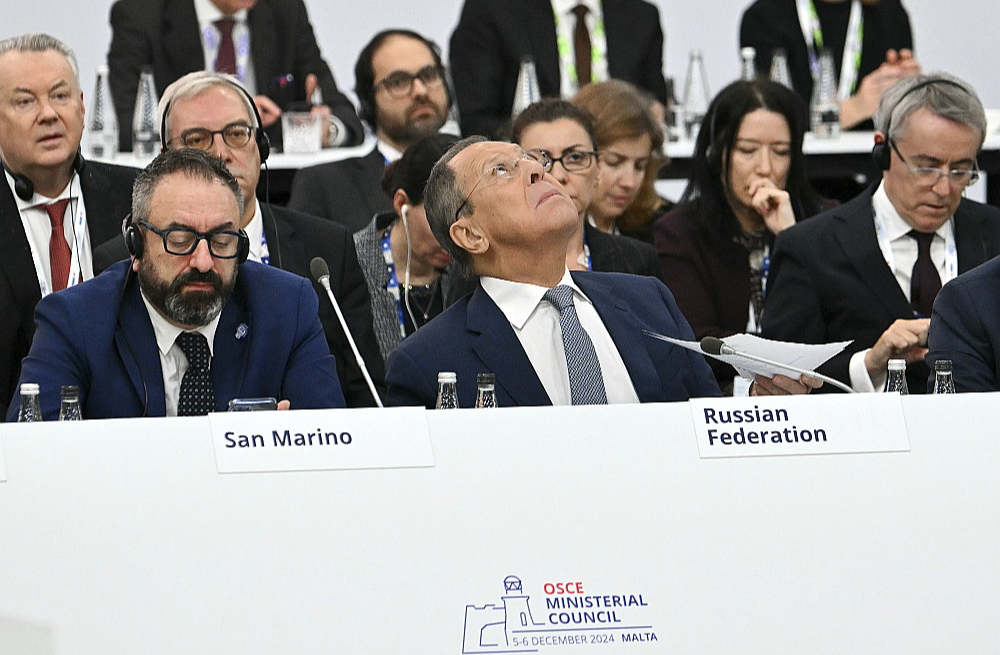 Krievijas ārlietu ministrs Sergejs Lavrovs (centrā) EDSO sanāksmē Maltā.