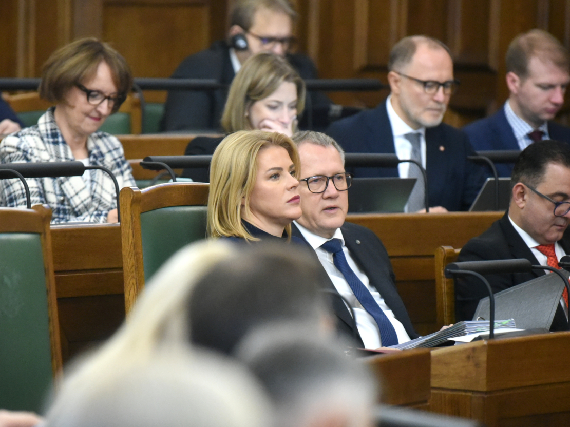 Ministru prezidente Evika Siliņa piedalās Saeimas ārkārtas sēdē.